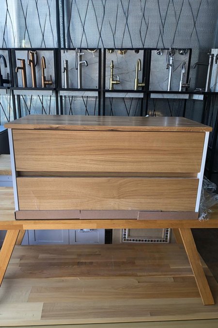 مغسلة خشبية بتصميم بسيط وأنيق